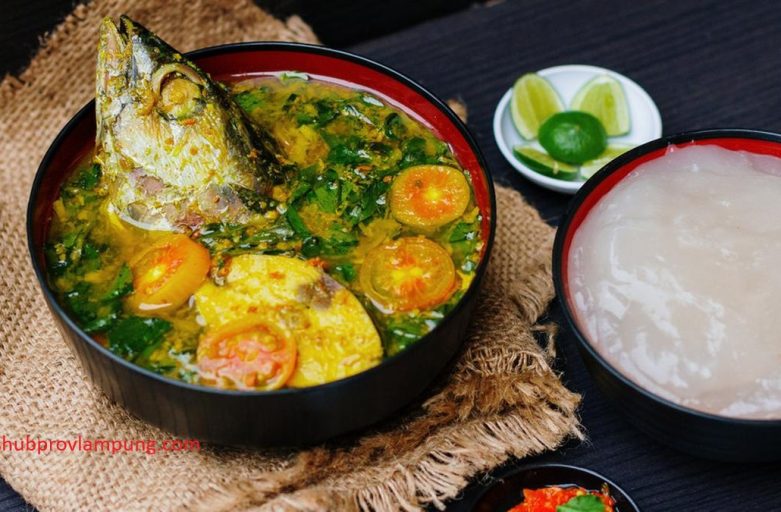 Papeda dan Ikan Kuah Kuning