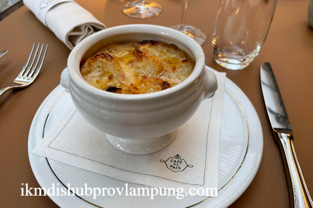 Kelezatan Soupe à l’oignon di Paris